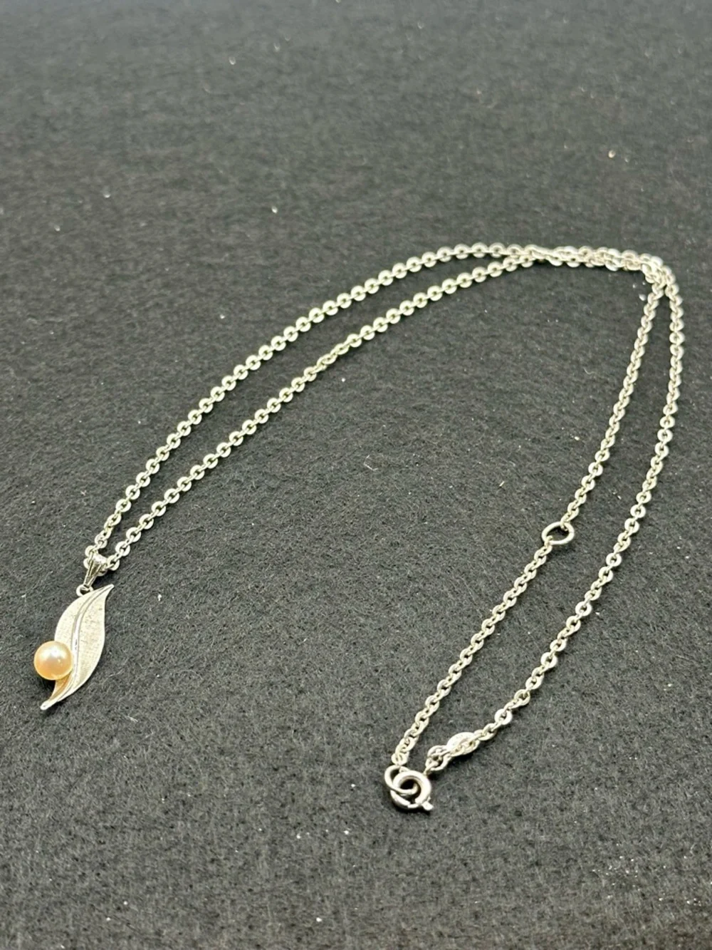 Vintage Sterling Silver Leaf Pearl Pendant Necklace - White Pearl - Picture 8 of 9